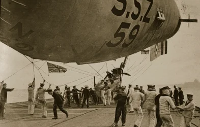 Ein Luftschiff wird auf dem Achterdeck der H.M.S. Furious festgemacht, 1914-19